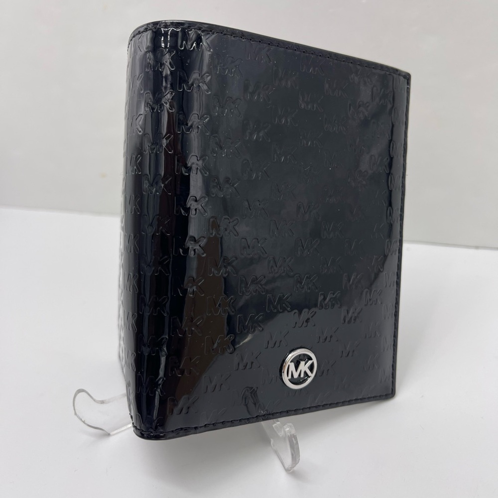 Michael Kors Jet Set Travel Md Sign Patent Logo Debossed  Passport Case
Black - Picture 7 of 16